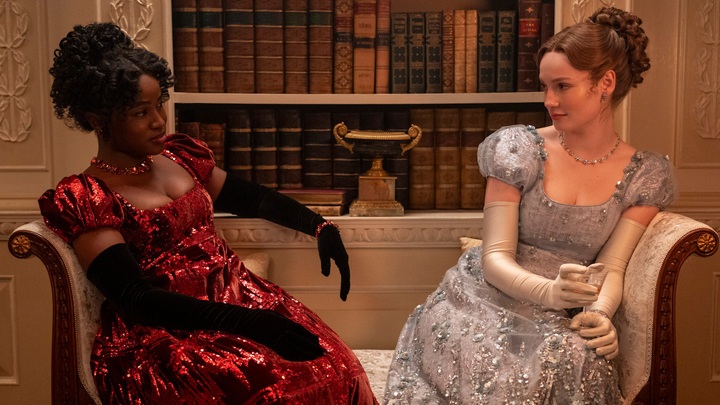 Michaela i Francesca | Bridgertonowie, Chris Van Dusen, Netflix, 2020 - Globalny fenomen z datą premiery 5. sezonu. Dzięki temu serialowi Netflix osiągnął jeden ze swoich największych sukcesów wszech czasów - wiadomość - 2026-05-14