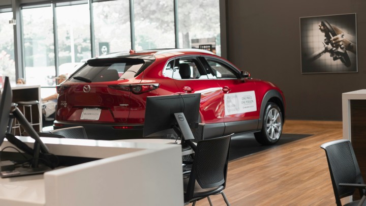 Podczas rozmowy ze sprzedawcą lepiej nie dać się ponieść emocjom. Źródło: Crosby Hinze, Unsplash - Ojciec wysłał córce zapytanie ChatGPT, dzięki któremu mogła uchronić się przed oszustwem i zaoszczędzić ponad 10 000 złotych - wiadomość - 2025-07-10