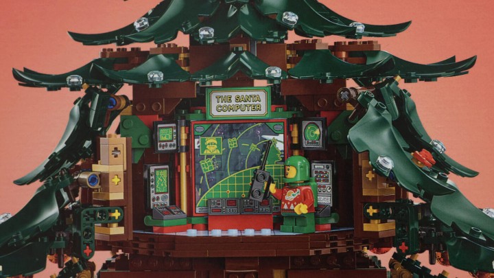 W środku choinki znajdziemy m.in. komputer Świętego Mikołaja. Źródło: LEGO - LEGO pokazało nowe zestawy świąteczne, ale chyba nie wszyscy fani klocków będą chcieli znaleźć je pod choinką - wiadomość - 2025-09-10
