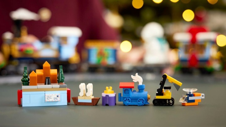 Tyle krzyku o mały element z drukarki 3D (niebieska lokomotywa). Źródło: LEGO - LEGO pokazało nowe zestawy świąteczne, ale chyba nie wszyscy fani klocków będą chcieli znaleźć je pod choinką - wiadomość - 2025-09-10