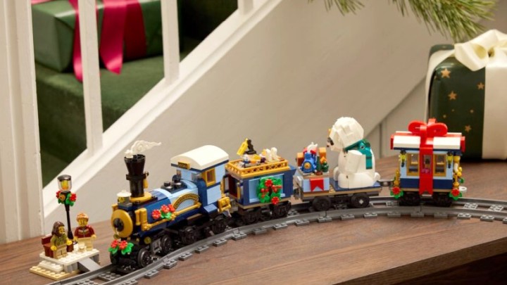 Świąteczny pociąg wygląda przede wszystkim świątecznie, ale może zostać zmotoryzowany. Źródło: LEGO - LEGO pokazało nowe zestawy świąteczne, ale chyba nie wszyscy fani klocków będą chcieli znaleźć je pod choinką - wiadomość - 2025-09-10