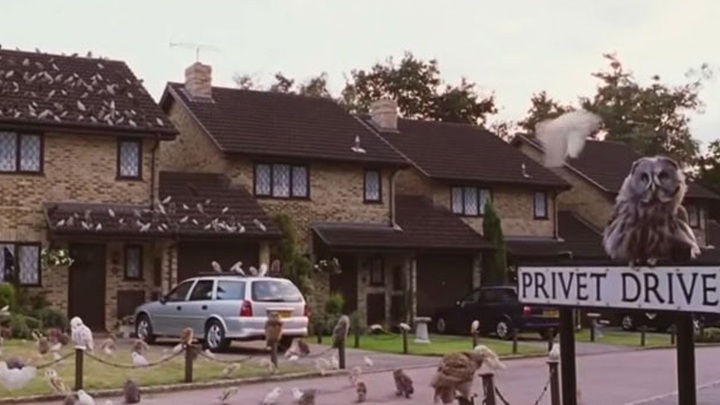 Privet Drive z filmów Harry Potter | Harry Potter i Kamień filozoficzny, Chris Columbus, Warner Bros. Pictures, 2001 - „Zostaniemy zasypani czarodziejami”. Mieszkańcy nowego Privet Drive z serialu Harry Potter od HBO Max są „zszokowani”, że nikt ich nie ostrzegł - wiadomość - 2025-09-10