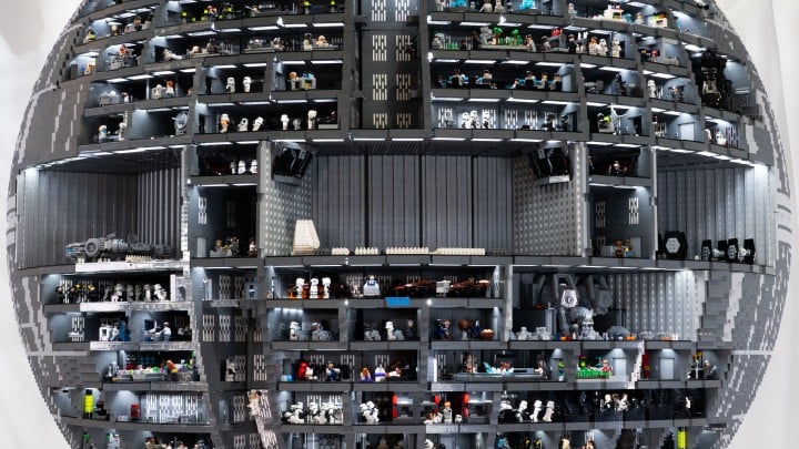 Stacja zawiera znacznie więcej poziomów, niż oficjalny zestaw LEGO. Źródło: LEGO Star Wars The Exhibition - Taka Gwiazda Śmierci z LEGO nigdy nie trafiłaby do oficjalnego zestawu. Do jest stworzenia potrzebnych było 183 tysięcy klocków - wiadomość - 2025-10-08