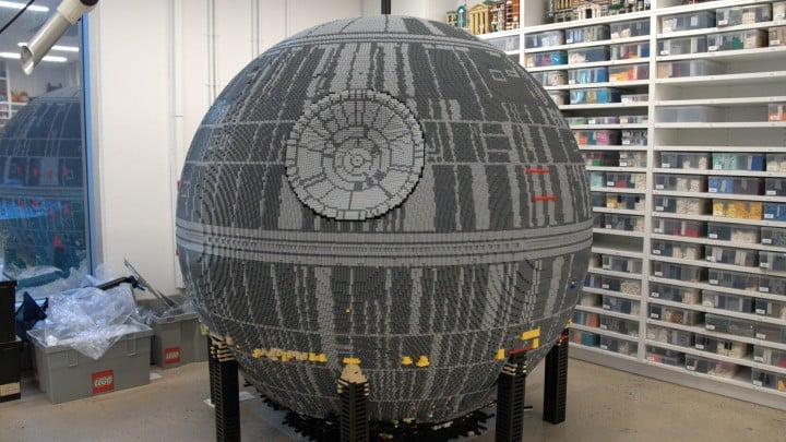 To zdjęcie pokazuje, jak wielka jest ta konstrukcja. Źródło: LEGO Star Wars The Exhibition - Taka Gwiazda Śmierci z LEGO nigdy nie trafiłaby do oficjalnego zestawu. Do jest stworzenia potrzebnych było 183 tysięcy klocków - wiadomość - 2025-10-08