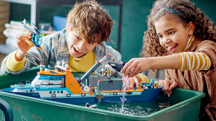 Źródło: LEGO; materiały promocyjne - Taki zestaw LEGO i ja chciałbym dostać pod choinkę. Łódź badacza Arktyki pobudza chęć przygody i odkrywania zaginionych skarbów - wiadomość - 2024-11-06