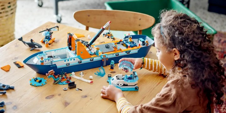 Źródło: LEGO; materiały promocyjne - Taki zestaw LEGO i ja chciałbym dostać pod choinkę. Łódź badacza Arktyki pobudza chęć przygody i odkrywania zaginionych skarbów - wiadomość - 2024-11-06