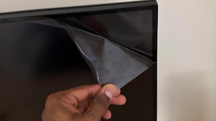 Źródło: u/MessayWaffle123; Reddit - Gracz myślał, że zrywa folię ochronną i zepsuł monitor 4K, który kupił za 100 dolarów. Warto na to uważać - wiadomość - 2025-08-06