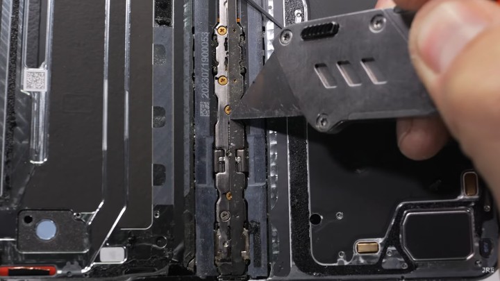 Po rozebraniu OnePlus Open widać, że tytanowe są tylko śrubki - ilustracja #1