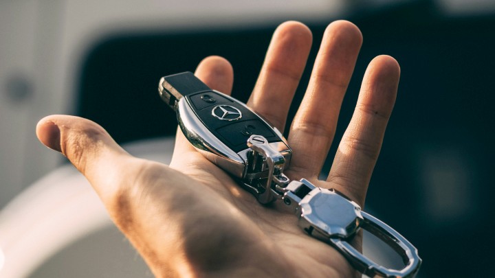 Według Mercedesa klienci szukają możliwości pogadania z autem. Źródło: Roland Denes / Unsplash - Mercedes twierdzi, że klienci chcą rozmawiać ze swoim samochodem jak z przyjacielem - wiadomość - 2024-02-13