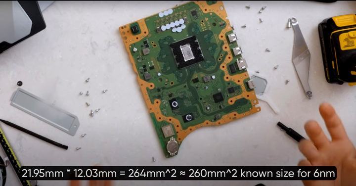 PS5 Slim rozebrane, youtuberzy pokazują jak wygląda wnętrze nowego modelu konsoli - ilustracja #3