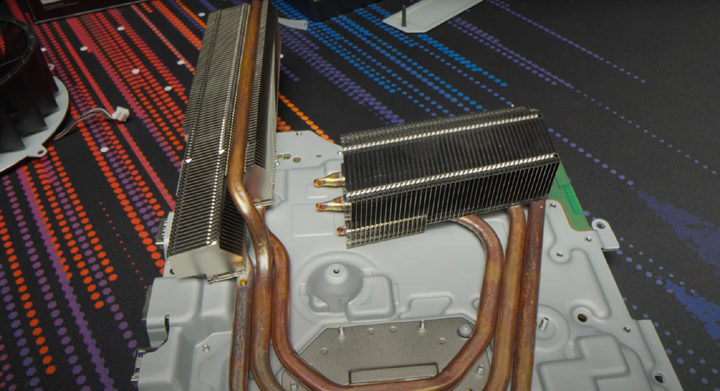 PS5 Slim rozebrane, youtuberzy pokazują jak wygląda wnętrze nowego modelu konsoli - ilustracja #2