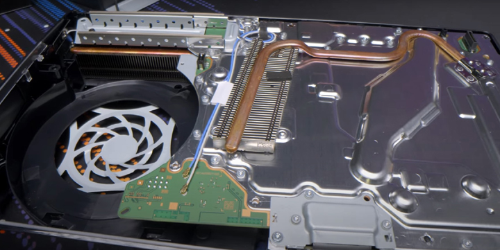 PS5 Slim rozebrane, youtuberzy pokazują jak wygląda wnętrze nowego modelu konsoli - ilustracja #1