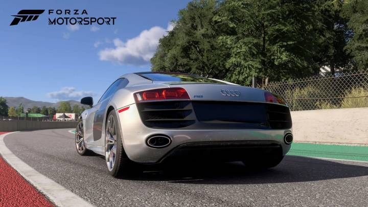 Audi R8 pierwszej generacji już było dostępne w grze – jako model z 2013 roku – ale wariant z 2010 r. zdobił okładkę Forzy Motorsport 3, dlatego został przywrócony. Źródło: Turn 10 Studios. - Forza Motorsport dostała wielką aktualizację, która rozbudziła wspomnienia. Powrót legendarnego Fujimi Kaido to tylko początek długiej listy nowości - wiadomość - 2025-05-06