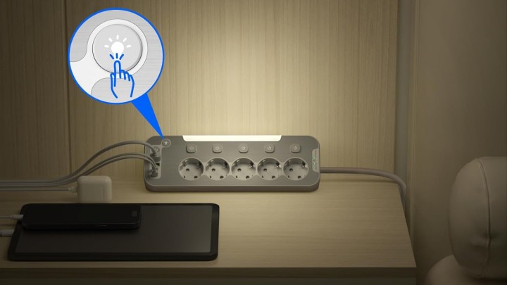 Źródło: QAKALN; materiały promocyjne - Już w wyższej cenie warto było go kupić, a teraz to wręcz obowiązek. Przedłużacz z lampą LED i czterema portami USB sprawi, że w nocy podłączysz nie tylko ładowarkę od telefonu - wiadomość - 2024-11-05