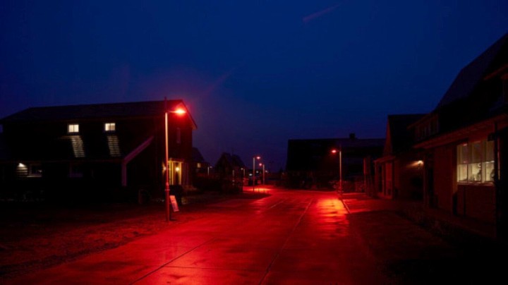 W tym miasteczku latarnie świecą na czerwono. Brzmi jak horror, ale ma sens - ilustracja #2