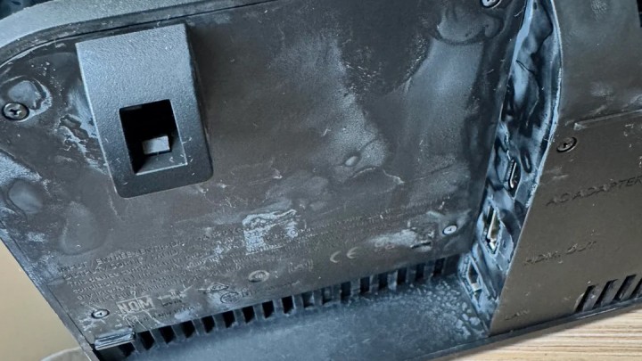 Źródło: u/AdJazzlike8147; Reddit - Biały osad na Switchu 2 po dwóch miesiącach użytkowania. Na takie rzeczy warto zwracać uwagę mając nawilżacz powietrza - wiadomość - 2025-08-04