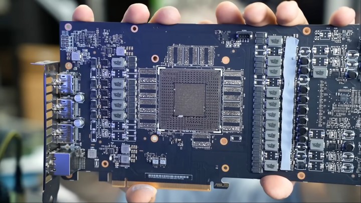 Źródło: YouTube: NorthridgeFix; 2025 - Używany RTX 4090 ogołocony z GPU; ekspert ostrzega „jeśli chcesz kartę graficzną wysokiej jakości, to musisz wydać pieniądze” - wiadomość - 2025-09-08