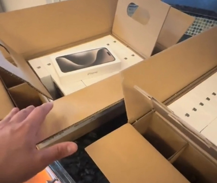 Tiktoker kupił 4 iPhoney 15, przez pomyłkę otrzymał sprzęt za ponad 100 tys. euro - ilustracja #1