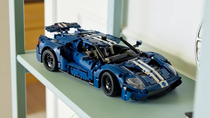 Źródło: LEGO; materiały promocyjne - Tak LEGO upamiętnia legendę motoryzacji. Sami możemy zbudować ostatni w historii model Forda GT - wiadomość - 2025-03-10