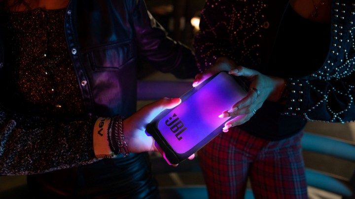 Źródło: JBL; materiały promocyjne - Tylko Amazon mógł pozwolić sobie na taką promocję. Najbardziej bajerancki głośnik JBL kilkaset złotych taniej niż w innych sklepach - wiadomość - 2024-06-10