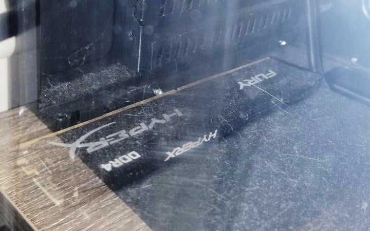 Ciekawy widok po zrezygnowaniu z wielku gier przez brak RAM-u. Źródło: Future_Quarter9693 - Gracz przez 2,5 roku zastanawiał się, dlaczego jego PC ma tak mało pamięci operacyjnej - przypadkiem znalazł moduł RAM leżący w obudowie - wiadomość - 2025-08-04