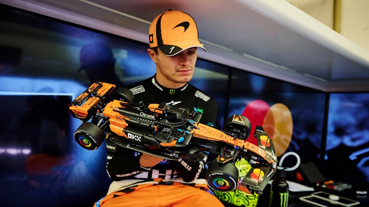 Źródło: LEGO. - 61 cm motoryzacyjnego piękna. Mistrzowski bolid McLarena od LEGO zaliczył rekordowy spadek ceny w Media Expert - wiadomość - 2026-10-02