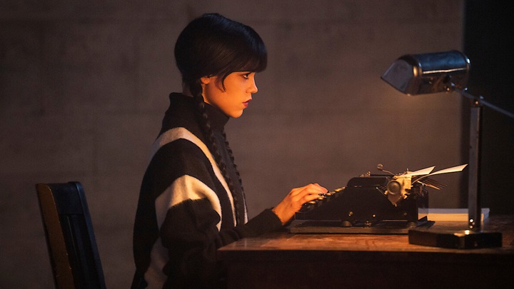Wednesday, Alfred Gough i Miles Millar, Netflix, 2022 - Wkrótce powróci największy serialowy hit w historii Netflixa. 3. sezon coraz bliżej - wiadomość - 2026-10-01