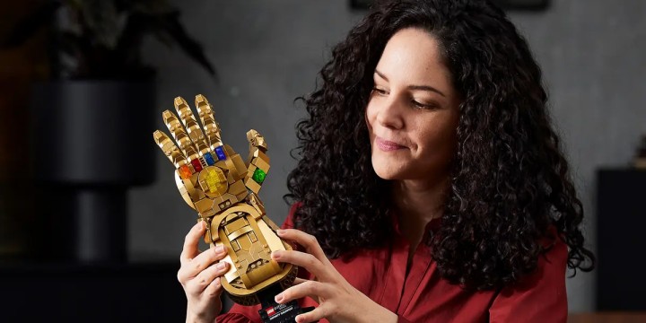 Źródło: LEGO; materiały promocyjne - Ten zestaw ma ponad 8 tysięcy pięciogwiazdkowych opinii na Amazonie i wcale się temu nie dziwię. LEGO Rękawica Nieskończoności to absurdalnie tanie cudo, które wkrótce wzbudzi zazdrość w moich gościach - wiadomość - 2024-09-18