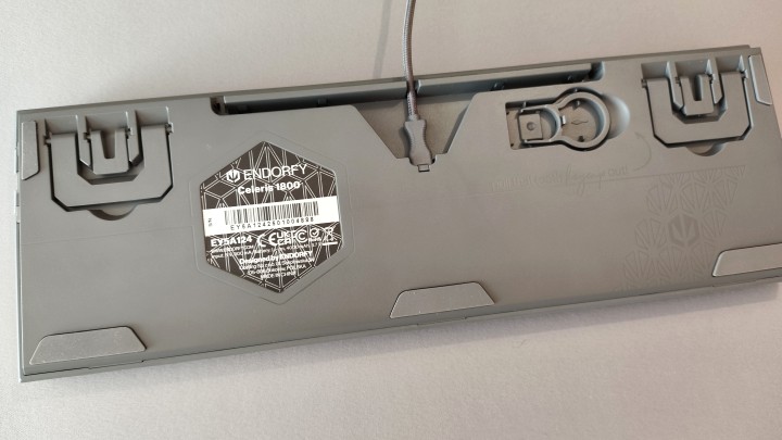 Endorfy Celeris 1800 od spodu. Źródło: Fotografia własna. - Cichy klik, idealnie wyprofilowane klawisze i wielka przyjemność z korzystania. Recenzja klawiatury Endorfy Celeris 1800 - wiadomość - 2025-07-10