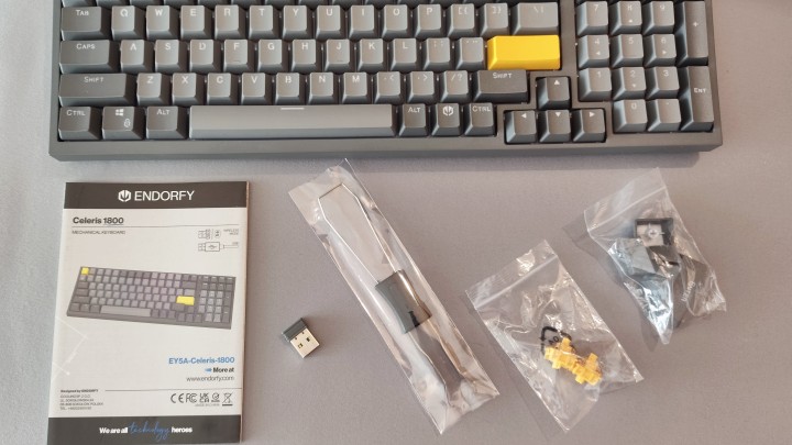 Zawartość zestawu klawiatury Endorfy Celeris 1800. Źródło: Fotografia własna. - Cichy klik, idealnie wyprofilowane klawisze i wielka przyjemność z korzystania. Recenzja klawiatury Endorfy Celeris 1800 - wiadomość - 2025-07-10
