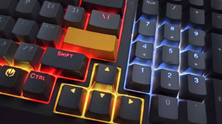 W ciemności symbole są ładnie podświetlone. Źródło: Fotografia własna. - Cichy klik, idealnie wyprofilowane klawisze i wielka przyjemność z korzystania. Recenzja klawiatury Endorfy Celeris 1800 - wiadomość - 2025-07-10