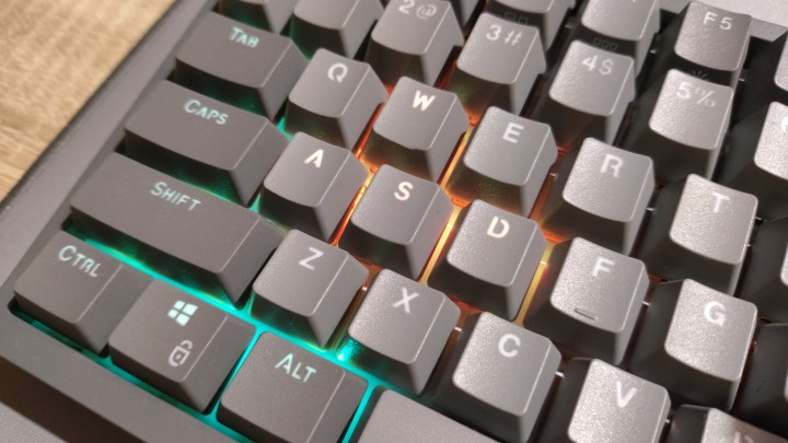 W mocnym świetle podświetlenie znaków jest mniej widoczne. Źródło: Fotografia własna. - Cichy klik, idealnie wyprofilowane klawisze i wielka przyjemność z korzystania. Recenzja klawiatury Endorfy Celeris 1800 - wiadomość - 2025-07-10