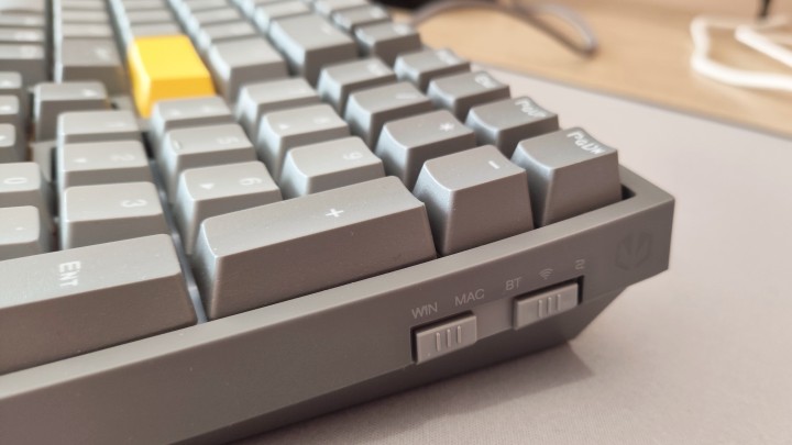 Suwaki regulujące pracę klawiatury i dyskretne logo Endorfy. Źródło: Fotografia własna. - Cichy klik, idealnie wyprofilowane klawisze i wielka przyjemność z korzystania. Recenzja klawiatury Endorfy Celeris 1800 - wiadomość - 2025-07-10