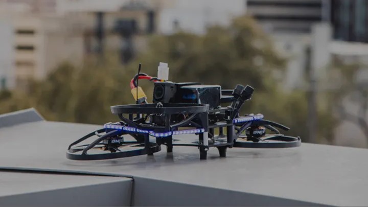 Źródło: Campus Guardian Angel; materiały promocyjne - „Rzeczywistość jak z Cyberpunk 2077”, szkoły na Florydzie testują drony jako środek obrony przed strzelaninami - wiadomość - 2025-08-26