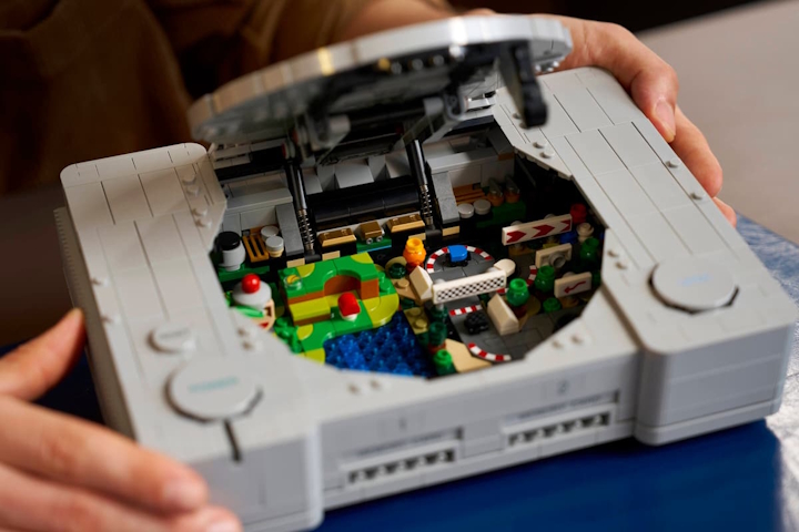 Źródło: LEGO. - Obniżki do 600 zł i kilka cenowych perełek w Media Expert! Słuchawki z ANC za 40 zł, LEGO PlayStation i gadżety z Wiedźmina - wiadomość - 2026-10-21