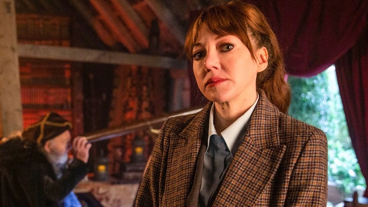 Diane Morgan jako Philomena Cunk | Świat oczami Cunk, Charlie Brooker, BBC Two, 2022 - „Nie zaakceptuję nikogo innego w tej roli”. Tylko jedna osoba może zagrać Ritę Skeeter w serialu Harry Potter od HBO Max, a hit z Netflixa ma być na to dowodem - wiadomość - 2025-06-25