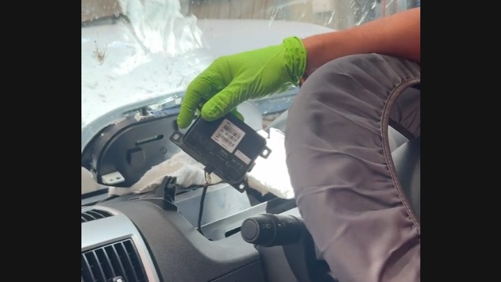 Ukryty moduł GPS w używanym aucie. Źródło: Angel Gaitan, Tik Tok - Kupił używane auto, a jego mechanik znalazł w nim ukryte urządzenie do śledzenia - wiadomość - 2025-06-25
