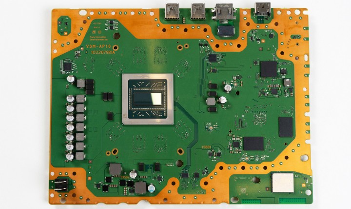 Płyta główna PS5 Pro jest większa i ma regularny kształt. Źródło: PlayStation Blog - Sony po raz pierwszy pokazało szczegóły wnętrza PS5 Pro - oto dokładny opis zmian konstrukcyjnych - wiadomość - 2025-04-23