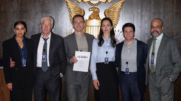 Agencja, Jez Butterworth, Paramount, 2025 / fot. Paramount+ - Szpiegowski thriller z Michaelem Fassbenderem o CIA był takim hitem, że doczeka się kontynuacji. Gwiazdy na pierwszym zdjęciu z planu 2. sezonu lubianej Agencji - wiadomość - 2025-05-28
