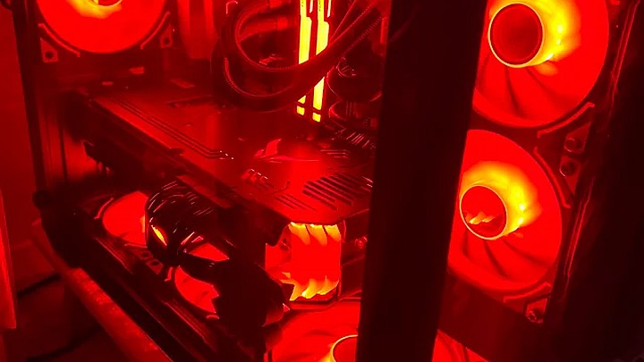 Karta graficzna RX 6900 XT w komputerze gracza. Źródło: Fil0_fr, Reddit - Gracz kupił kartę graficzną AMD i przez pomyłkę dostał lepszy model. Zareagował uczciwie, zgłosił błąd sprzedawcy - wiadomość - 2024-03-27