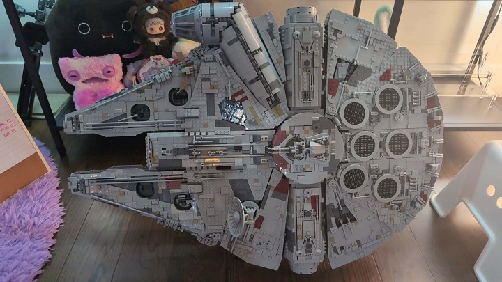 Źródło: sfulaxer66 / Reddit - Fan LEGO kupił Sokoła Millennium na Facebooku i odkrył, że brakuje ponad 2000 klocków. LEGO przyznało się do rzadkiej wady fabrycznej i wysłało mu brakujące elementy - wiadomość - 2026-10-22