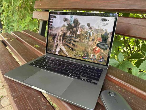  Clair Obscure: Expedition 33 odpalone w parku na ławce za pomocą usługi GeForce NOW spisuje się bardzo dobrze. Źródło: własne. - Seriale to za mało? Te gry robią większe wrażenie - i nie wymagają konsoli. Gry dla filmomaniaków. Część 3 - wiadomość - 2025-07-24