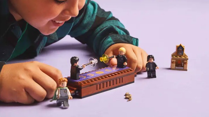 Źródło: LEGO; materiały promocyjne - Dzięki temu LEGO znowu mogę „wywalić Malfoya w powietrze”. Taka przyjemność kosztuje tylko 64,99 zł na Amazonie - wiadomość - 2025-11-27