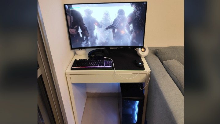 Mocny komputer na malutkim biurku – cóż, każdy gra tak, jak mu pasuje. Źródło: Comictatt, Reddit - Gracz konsolowy wraca do PC po 10 latach przerwy, kupując sprzęt za 16 tys. złotych. Wszyscy komentują jego biurko z Ikei - wiadomość - 2025-02-27