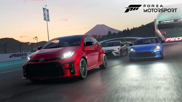 Toyota GR Yaris była jednym z ostatnich samochodów dodanych do Forzy Motorsport (wraz z Camry TRD i GR86 widocznymi na drugim planie). Źródło: Turn 10 Studios. - Robimy motozakupy na Steam Winter Sale i przyjmujemy dary od AC Rally czy AMS2, żegnając Forzę Motorsport. Motoprzegląd Drauga - wiadomość - 2025-12-25