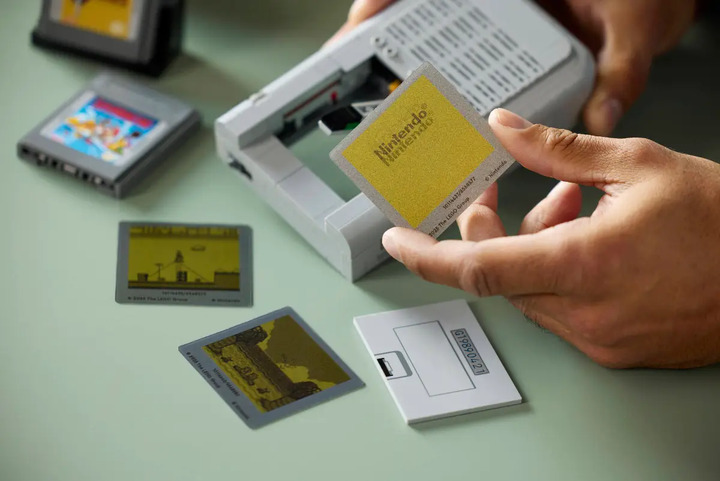 LEGO - LEGO składa hołd legendzie gamingu. Ujawniono zestaw, w którym złożycie Game Boya z kilkoma katridżami - wiadomość - 2025-07-24