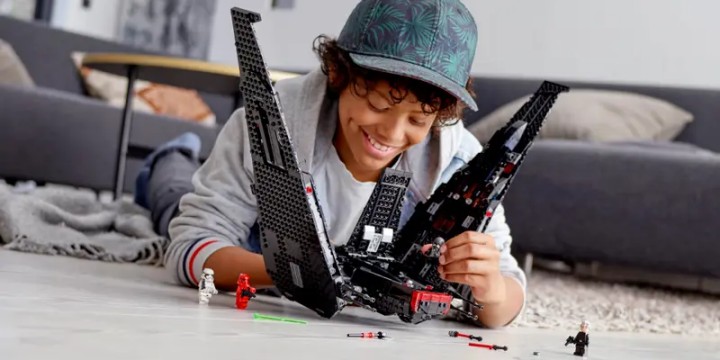 Źródło: LEGO; materiały promocyjne - Znalezienie tego zestawu w dobrej cenie niemal graniczy z cudem. LEGO Star Wars wahadłowiec Kylo Rena to model, który niedługo może być wart fortunę - wiadomość - 2024-07-25
