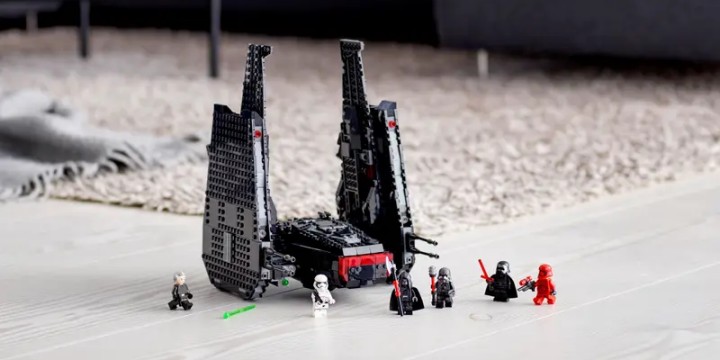 Źródło: LEGO; materiały promocyjne - Znalezienie tego zestawu w dobrej cenie niemal graniczy z cudem. LEGO Star Wars wahadłowiec Kylo Rena to model, który niedługo może być wart fortunę - wiadomość - 2024-07-25