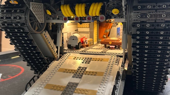 Z tyłu pojazd posiada wielką rampę. Źródło: Sirates241, Reddit - Fan LEGO od dwóch lat buduje swój gigantyczny projekt okrętu lądowego. Skala i ilość detali po prostu powalają - wiadomość - 2025-08-28