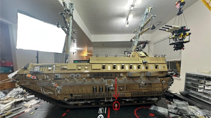 Statek lądowy LEGO w całej okazałości. Źródło: Sirates241, Reddit - Fan LEGO od dwóch lat buduje swój gigantyczny projekt okrętu lądowego. Skala i ilość detali po prostu powalają - wiadomość - 2025-08-28